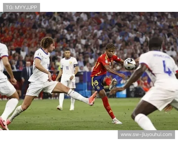 从地面视角捕捉足球飞驰瞬间展现运动力量与激情