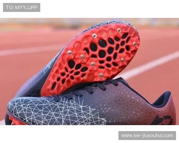 通过足球鞋钉子类型辨别不同场地需求和性能优势解析